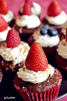 babeczki z leśnymi owocami i gorzką czekoladą