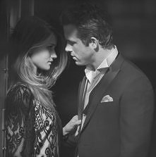 Pragnęłabym patrzeć długo w jego oczy i nie spuszczać wzroku, czuć smak jego ust jeszcze długo po pocałunku. Pragnęłabym, niby ukradkiem, musnąć jego dłoń, aż do mocnego uścisku...