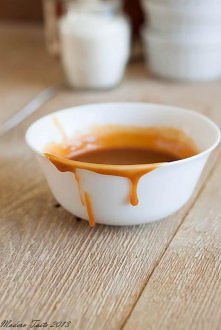 Karmel w mniej niż 10 minut wg Gordona Ramseya  120 g cukru 200 g śmietanki 30% 1/2 łyżeczki soli  Cukier wsypujemy na suchą patelnię i potrząsamy nią tak, aby pokrył całą jej p...