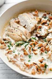 Kurczak w sosie kurkowym z natką pietruszki

Składniki, 2 porcje:

Kurczak:

• 2 filety z kurczaka (łącznie około 300 - 400 g)
• sól i świeżo zmielony pieprz
• 1 łyżka masła kla...