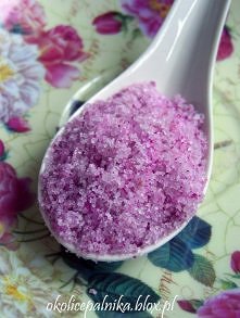 Domowy cukier różany
Potrzebujemy:

2-3 garści płatków różanych
ok. 0,5 kg cukru (zależy jak bardzo intensywny cukier chcecie uzyskać)
Przygotowując cukier różany możemy wybrać ...