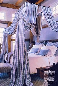 łóżko z baldachimem w biało - niebieską kratę