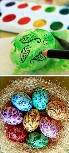 Kolorowe jajka

Pomaluj jajka akwarelami, a następnie narysuj wzór kredką. Powodzenia!