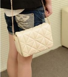 Pikowana chanelka biała na łańcuszku. Zapraszam !