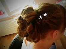 koczek z zawijanych pasm włosów. <'artystyczny nieład' ;P >