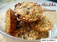 :

1 szklanka płatków owsianych

0,5 szklanki wiórków kokosowych

0,5 szklanki suszonych moreli

0,5 szklanki rodzynek

0,5 szklanki orzechów włoskich

2 łyżki brązowego cukru

...