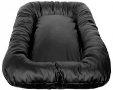 Legowisko dla psa mojego wyglądała coś koło tego. Była to zwykła poduszka. Koloru niebieskiego. Ale piesek rzadko w niej spał wolał mi w nogach spać :)
A wasze psy jak spały ?