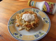 Czosnkowe placki ziemniaczane 

Składniki:

    4-5 dużych ziemniaków
    1 jajko
    1 łyżeczka sosu czosnkowego Develey
    1 łyżka mąki pszennej
    sól, pieprz
    olej do s...