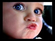 Zobaczcie jakie słodkie to dziecko . Jakie ma Piękne oczy po prostu Bąba .