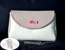 Ślubna kopertówka na łańcuszku kuferek

Pojemny kuferek, niezwykle starannie wykonany z zamszu syntetycznego w dwóch kolorach: złamanej bieli i jasnego beżu. W środku wykończony...