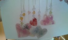 breloczki z gorącego kleju i brokatu.