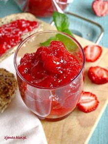 dżem bananowo truskawkowy

Składniki:

700 g truskawek
4 banany
sok z 1 cytryny
ziarenka z 1 laseczki wanilii
1 opakowanie cukru żelującego 2:1 ( 500 g

Sposób wykonania:

Oczys...