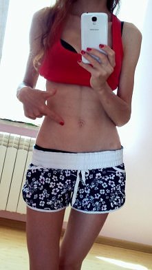 Proszę bardzo! :D :*** <3
Uprzedzam, że waga jakimś cudem po tym co jadłam stoi w miejscu:( ale nie wyglądam chyba tak tragicznie?:> od grudnia i tak +4kg:>
PS: nie chc...