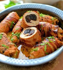 Roladki wieprzowe ze śliwką 

Składniki :

6 kotletów wieprzowych bez kości
6 plastrów boczku surowego
sól
pieprz
majeranek
100g śliwek suszonych
olej do smażenia
bulion
1 łyżka...