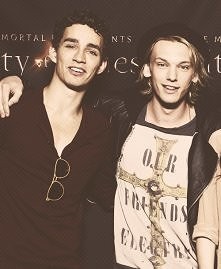 - Nie pocałuję Przyziemnego - oświadczył Jace. - Wolę raczej zostać tu na zawsze i zgnić.
- Na zawsze? - powtórzył Simon. - To strasznie długo.
Jace uniósł brwi.
- Wiedziałem. C...