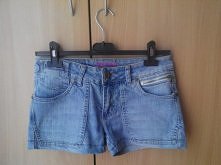 Krótkie dżinsowe spodenki.
Polecam bo są bardzo wygodne, praktycznie nie noszone.

Na sprzedaż!!! :)