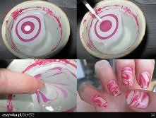 Sposób na wodne paznokcie.

Potrzebne materiały:
1.min 3 wybrane kolory lakierów.
2.kubek(taki co można zniszczyć)z letnią wodą.
3.taśma klejąca.
4.nożyczki.
5.wykałaczki.
6.pat...