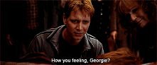 "– Jak się czujesz, Georgie? – szepnęła pani Weasley.

Pomacał sobie głowę.

– Jak uduchowiony – wymamrotał.

– Co mu się stało? – wychrypiał Fred z przerażoną miną – Mózg ...