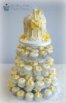 Żółty tort babeczkowy