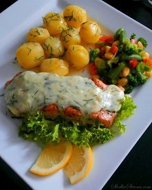 łosoś w sosie koperkowym