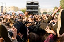 Upadniesz na ulicy- nikt Cię nie podniesie
Upadniesz na pogo- trzydzieści parę rąk zadba abyś nie zrobił sobie krzywdy c: