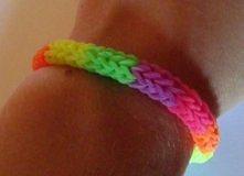 Bransoletka Rainbow loom w neonowych kolorach.

Dostępna na allegro link w komentarzu