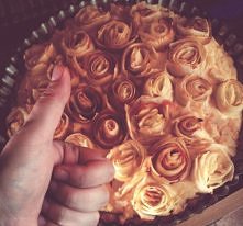 Krążyło po necie więc postanowiłam zrobić :) Polecam, bo warto :3  Przepis:  Tarta z jabłkowymi różyczkami  Składniki tarta : 150g mąki, 25g cukru, 120g masła, 1 łyżka wody.  Sk...