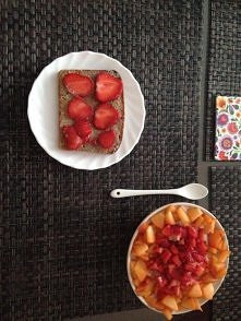 Owsianka z brzoskwiną UFO i truskawkami oraz tost z masłem orzechowym własnej roboty (3 rodzaje orzechów: włoskie, laskowe, migdały) i truskawkami