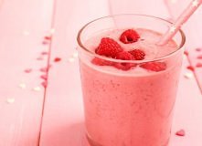 Shake malinowy Składniki: szklanka malin 200 g jogurtu naturalnego 2 kulki lodów śmietankowych Przygotowanie: Wymieszaj jogurt z malinami, zmiksuj na gładką masę. Przelej shake ...