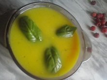 Obiad: Krem - teraz z Dyni! Pyszny i Zdrowy! I oczywiscie moja ukochana bazylia, a w tle malutki deser <3