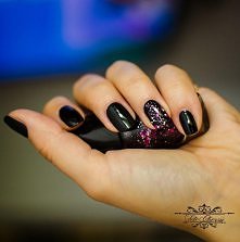 paznokcie czerń+brokat