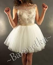 BARONETKA.SPRZEDAM. ROZ S. RAZ ZAŁOŻONA. CENA 179zł. kontakt: basiapol2@o2.pl

przód sukienki :) na zdjęciach ona wygląda na białą ale w rzeczywistości to kolor ecru.