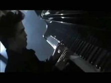 Edward Cullen playing piano only for you
Wspaniałe *_*