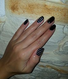 Paseczki, niestety nie widać na zdjęciach świecącego brokatu na 3 palcach:/