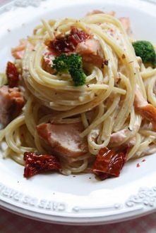 makaron z łososiem i suszon...