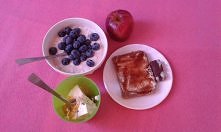 Standardowe śniadanie dnia wolnego ;) owsianka z owocami, twaróg półtłusty z miodem, jakiś owoc (dzisiaj padło na jabłko), kanapka z domowym powidłem i alpejskie ptasie mleczko ...