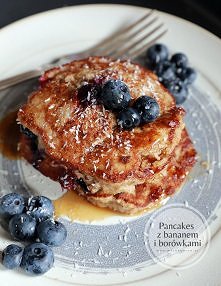 Pyszne, łatwe, szybkie, zdrowe :) A na dodatek słodziutkie, dzięki zdrowemu syropowi klonowemu. Pancakes z bananami, borówkami i wiórkami kokosowymi z nutką cynamonu, to świetna...