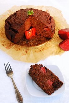 ciasto buraczkowe z truskawkami