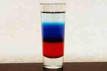 Fourth of July Składniki: wódka (1/3), likier blue curacao (1/3), grenadina (1/3)
Sposób przygotowania: Do kieliszka wlewamy po kolei wszystkie składniki w następującej kolejnoś...