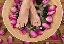 POPĘKANE PIĘTY,rada:
Kilka razy w tygodniu (może być nawet co 2 dni) zafunduj swoim stopom kąpiele w naparze z siemienia lnianego. Siemię lniane bardzo zmiękcza zrogowaciały nas...