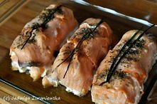 Roladki z wędzonego łososia nawijane na kozi ser