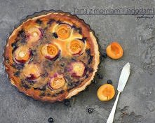 Tarta z morelami i jagodami