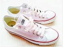 Znacie moze jakies domowe sposoby na to, żeby czyscic je tak, żeby były białe jak na pocztaku kupna ? :)