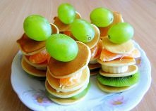 Koreczki owocowo-naleśnikowe :)