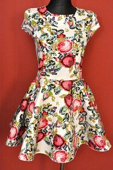 Jaka fryzura do tego typu sukienek pasuje? Mam długie falowane włoski i kompletnie nie wiem co mam z nimi zrobić... Może macie jakies propozycje? :)