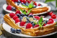 Gofry
Składniki:
mąka pszenna [60 dag]
mleko [2 szklanki]
śmietana 10-12% [0.5 szklanki]
cukier [0.75 szklanki]
masło [0.5 kostki]
jajka [4 szt.]
proszek do pieczenia [2 łyżeczk...