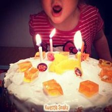 Tort pomarańczowy z galaretką
i masą budyniową, nasączony sokiem z pomarańczy.