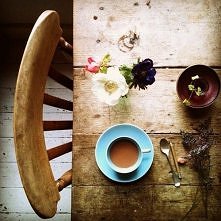 mocna kawa i surowe meble.