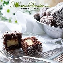 Składniki: •	750 g cukru pudru •	90 g kakao •	70 g niesolonego masła, pokrojonego •	1/2 łyżeczki ekstraktu z wanilii •	220 ml wrzącej wody •	250 g wiórków kokosowych Biszkopt: •...