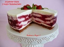 Jogurtowy torcik z musem truskawkowym